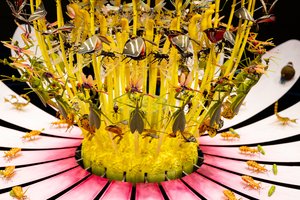 Equinox, 2021 (acrílico, circuito eléctrico, sistema hidráulico, laca, motor, pintura, resina reciclada, acero) de Mat Collishaw
