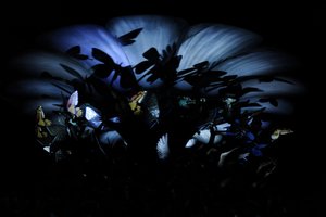 The Garden of Unearthly Delights, 2009 (acero, aluminio, yeso, resina, luces LED, motor) de Mat Collishaw