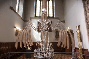The Nerve Rack, 2019 (acetal, acrílico, aluminio, latón, circuitos eléctricos, pintura, PVC, resina, servomotores, acero) de Mat Collishaw