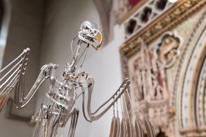 The Nerve Rack, 2019 (acetal, acrílico, aluminio, latón, circuitos eléctricos, pintura, PVC, resina, servomotores, acero) de Mat Collishaw