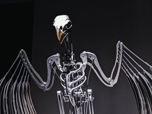 The Nerve Rack, 2019 (acetal, acrílico, aluminio, latón, circuitos eléctricos, pintura, PVC, resina, servomotores, acero) de Mat Collishaw