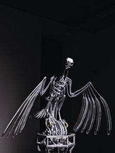 The Nerve Rack, 2019 (acetal, acrílico, aluminio, latón, circuitos eléctricos, pintura, PVC, resina, servomotores, acero) de Mat Collishaw