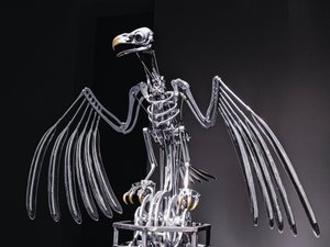 The Nerve Rack, 2019 (acetal, acrílico, aluminio, latón, circuitos eléctricos, pintura, PVC, resina, servomotores, acero) de Mat Collishaw