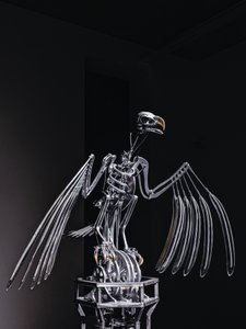 The Nerve Rack, 2019 (acetal, acrílico, aluminio, latón, circuitos eléctricos, pintura, PVC, resina, servomotores, acero) de Mat Collishaw