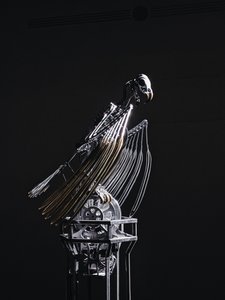 The Nerve Rack, 2019 (acetal, acrílico, aluminio, latón, circuitos eléctricos, pintura, PVC, resina, servomotores, acero) de Mat Collishaw