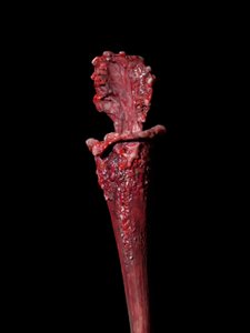 La musa venal, Fenside, 2012 (resina, pintura esmaltada, madera, vidrio, acero) de Mat Collishaw
