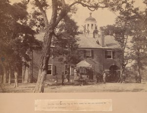 Fairfax Court House, Virginia, con soldados de la Unión delante y en el tejado de Mathew Brady