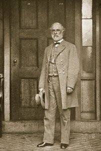 El general Robert E. Lee de pie fuera de su casa en Richmond, abril 1865