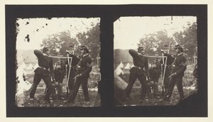 Sin título [Soldados americanos posando con armas], 1850-1900 de Mathew Brady