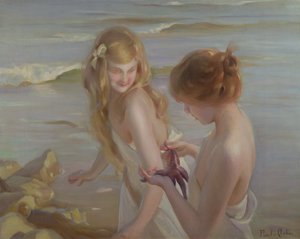 Dos niñas con una estrella de mar en la playa
