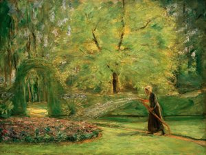 El rotonda en el jardín de setos con rociadora de flores