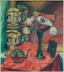 Naturaleza muerta con máscaras y flores de Max Pechstein