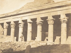 Colonnade lateral de la corte del Templo de Isis, en Philae, abril de 1850 de Maxime Du Camp
