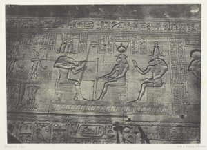 Gran Templo de Denderah (Teutyres), Esculturas de la fachada posterior; Alto Egipto, lámina 19 del álbum "Egypte, Nubie, Palestine et Syrie" (1852). de Maxime Du Camp