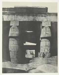 Karnak, Pórtico del Templo de Khons, Tebas, 1849-51, impreso en 1852 de Maxime Du Camp