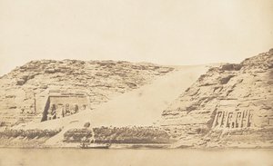 Vista general de los Speos de Phré y de Athor, en Abousembil, tomada desde la isla, 29 de marzo de 1850 de Maxime Du Camp