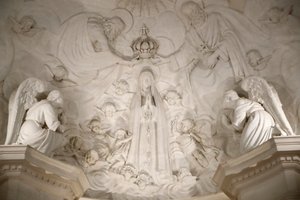 Santuario de Fátima. Interior de la antigua Basílica de Fátima. Coronación de la Virgen. Portugal. de Maximiano Alves