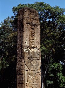 Detalle de la estela E en la gran plaza de Mayan