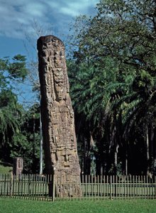 (detalle) de la estela F en la gran plaza de Mayan