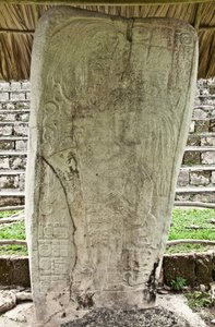 Estela 9 que representa a Ajb’alun Haab’tal Wat’ul K’atel, rey clásico terminal de Seibal, Guatemala, conmemorando el fin del 9º Katun en AD. 849 de Mayan