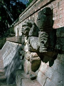 Esculturas de piedra - templo 11 de Mayan