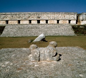 Vista del palacio del gobernador, altar de los dos jaguares, siglo IX-X de Mayan