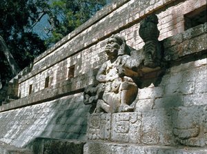 Vista del muro de la Acrópolis con esculturas de gobernantes de Copán, período clásico siglo VII-VIII de Mayan