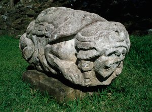Altar zoomorfo tallado en un bloque de gres de Mayan