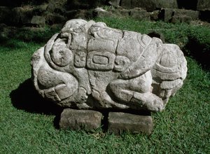 Altar zoomorfo tallado en un bloque de gres de Mayan