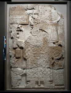 Cara frontal de una estela, Período Clásico, 
