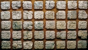 Calendario maya (320-1697) compuesto de diferentes glifos (piedras grabadas)