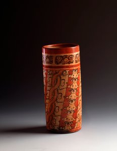 Vaso cilíndrico de arcilla policromada. De Tikal