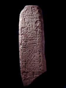 Arte precolombino, civilización maya, período clásico inicial: estela de piedra 5 de El Zapote, Petén, Guatemala. Dim. h. 127 cm Guatemala, Museo Nacional de Arqueología y Etnología de Mayan Mayan