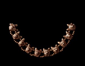 Arte precolombino, civilización maya, período posclásico: collar de oro compuesto por elementos en forma de cabezas de jaguar. 600-1100 d.C. De Iximché, Chimaltenango, Guatemala. Guatemala, Museo Nazionale di Archeologia e Etnologia