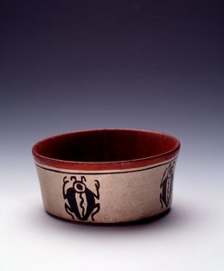 Arte precolombino, civilización maya, período clásico: cuenco de arcilla policromada decorado con coleópteros negros. De Petén, Guatemala