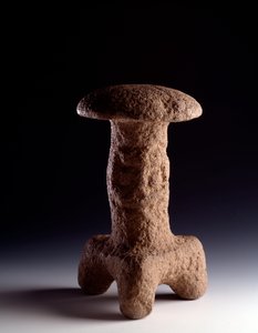 Arte precolombino, civilización maya, período clásico: escultura de piedra en forma de hongo trípode. De Chimaltenango, Guatemala