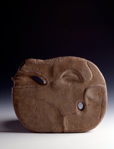 Arte precolombino, civilización maya, período clásico: hacha zoomorfa en piedra tallada que representa la cabeza de un ciervo. Guatemala, Museo Nacional de Arqueología y Etnología