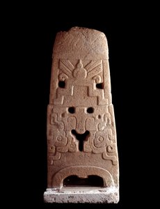 Arte precolombino, civilización maya, período preclásico: estela de piedra decorada con la máscara estilística de una deidad. 600-1100 d.C. De Saca Tepequez, Guatemala. Dim. alto 103 cm Ciudad de Guatemala, Museo Nacional de Arqueología y Etnología