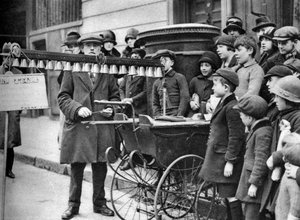 Un músico callejero con campana, Londres, 1926-1927