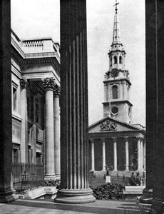 San Martín en los Campos visto entre las columnas de la Galería Nacional, Londres de McLeish