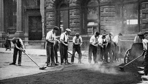 Trabajadores colocando alquitrán y asfalto en Cornhill, Londres, 1926-1927 de McLeish