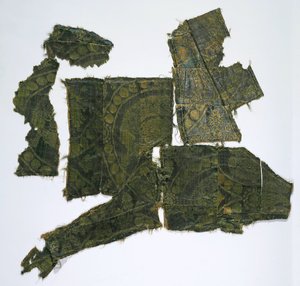 Fragmentos de un caftán cubierto con una tela de seda con un patrón de Senmurv. Moshchevaya Balka Burial M de Medieval Culture of the North Caucasian