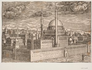 Mezquita, con dos minaretes, vista desde el noroeste; al otro lado del agua, se puede ver Galata. En la esquina inferior derecha, hay una piedra cúbica, sobre la cual se ha grabado una figura geométrica cuadrada, una figura que presumiblemente muestra