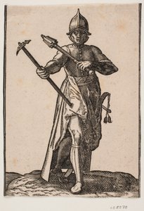 Soldado con casco de pie, visto de frente; en la mano derecha un martillo de guerra, en la mano izquierda una maza, la pierna y el pie traseros torcidos en relación con los delanteros; al lado izquierdo una espada de Melchior Lorck