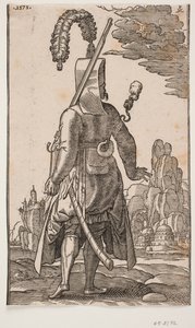 Janissary de pie visto desde atrás, tocado con plumas, rifle en el hombro izquierdo