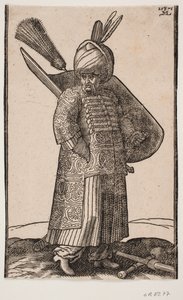 Soldado gordo de pie, con la mano derecha en el bolsillo, mirando hacia la derecha; dos plumas en el turbante; espada en el lado izquierdo, escudo con penacho en el brazo izquierdo; en el suelo frente a él hay una maza y una lanza cruzadas de Melchior Lorck