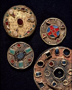 Arqueología de la Edad Media. Arte bárbaro de Galia: fíbulas en oro y plata en estilo policromo. Francia, período merovingio, siglo VI-VII. Estrasburgo, Museo de Arqueología del Palacio Rohan de Merovingian