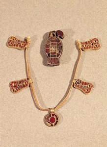 Broche en forma de águila y un collar, siglos IV-VI de Merovingian