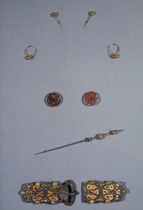 Arte Merovingio (Galia): Conjunto de la Reina de los Francos Arnegonde o Aregonde (v.515-600), circa 570. Esposa de Clotario I (511-561). De arriba a abajo: par de alfileres en filigrana de plata y oro, par de pendientes en plata cloisonné, filigrana de co