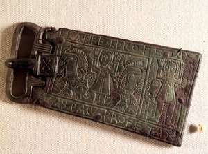 Arte merovingio: hebilla de cinturón de bronce del reino burgundio representando a Daniel en el foso de los leones. 550-626. De Franco Condado. Museo Nacional de Arqueología, Saint Germain en Laye